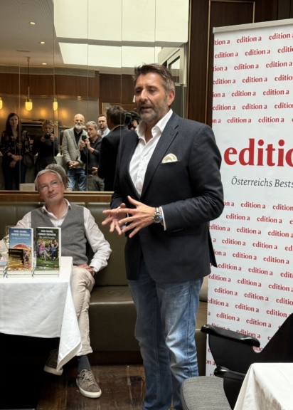 HVB-Geschäftsführer Gustav Soucek hält Rede bei Buchauszeichnung