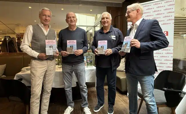 Rainer Pariasek, Herbert Prohaska, Hans Krankl und Eric Sebach halten Buch