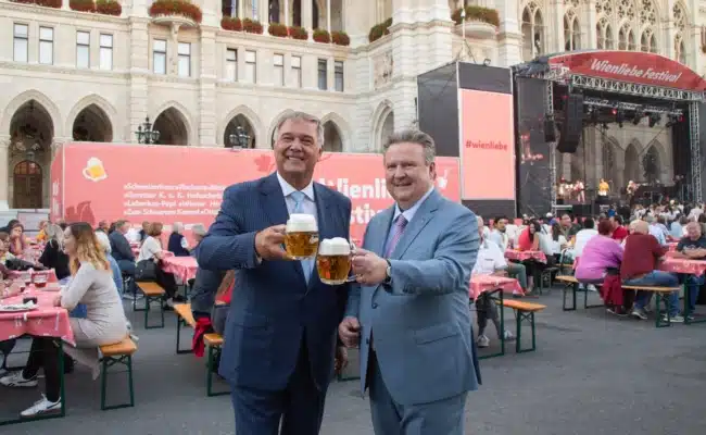 Bürgermeister Michael Ludwig und Wirtschaftskammer Wien-Präsident Walter Ruck zu Besuch beim Wienliebe Festival 2025 auf dem Rathausplatz.