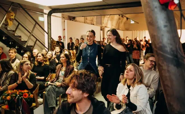 Anna Sramek und Chiara Lacic Brammer reagieren im Publikum auf ihren Sieg in der Kategorie Digital bei Young Lions 2026