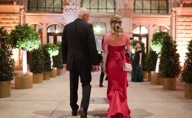 Festlich gekleidete Gäste beim Eintreffen zur Ballnacht des Concordia Balls im Wiener Rathaus.