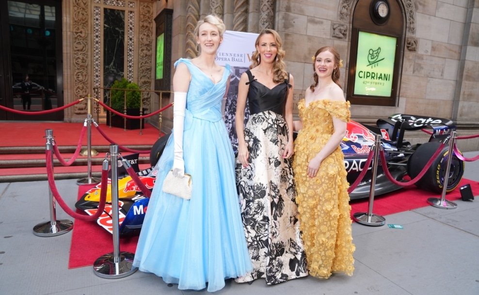Silvia Frieser vor dem Cipriani 42nd Street in New York vor dem 70. Viennese Opera Ball