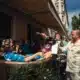 "Kleinod"-Macher Alexander Batik (rechts) schenkt den Gästen Rosé ein.