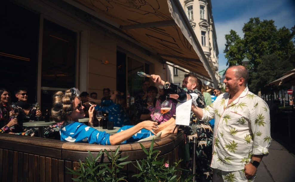 "Kleinod"-Macher Alexander Batik (rechts) schenkt den Gästen Rosé ein.