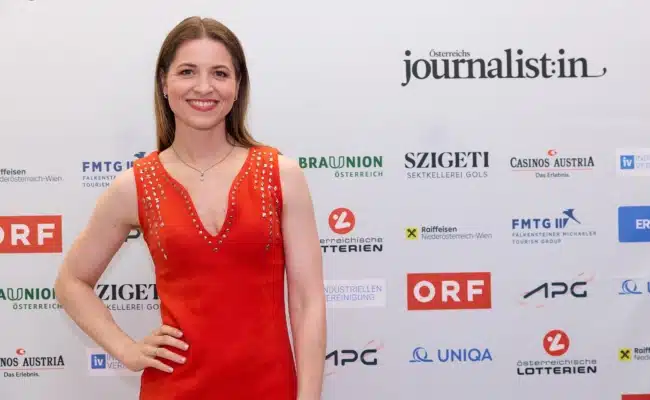 Kristina Inhof posiert vor der Fotowand der Verleihung im ORF-Zentrum.