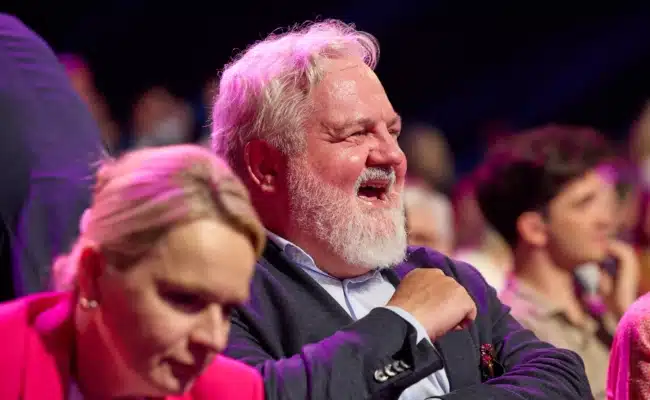 Johannes Bruckenberger sitzt während der Verleihung der „Journalist:innen des Jahres“ im Publikum des ORF-Zentrums.