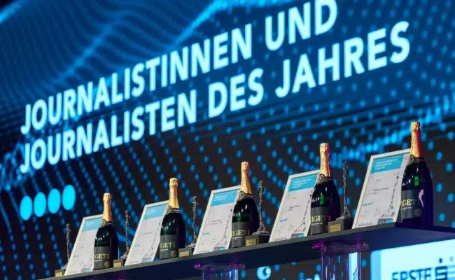 Auszeichnungen und Urkunden der „Journalist:innen des Jahres“ auf der Bühne im Studio 1 des ORF-Zentrums.