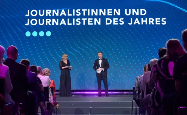 Barbara Haas und Maximilian Ratzenböck moderieren die Verleihung der „Journalist:innen des Jahres“ auf der Bühne im Studio 1 des ORF-Zentrums.