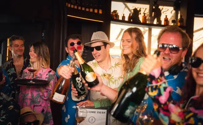Gäste feiern bei der „Daytime Society“ im Pyjama mit Champagner und DJ-Sounds im „KLEINOD AM RING“ in Wien.