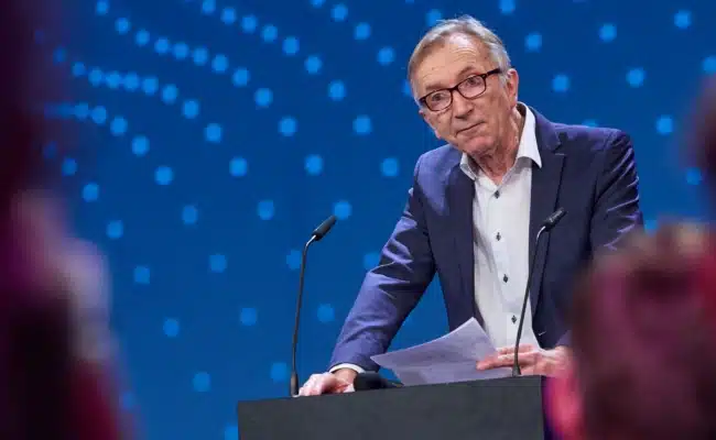 Verleger Johann Oberauer bei seiner Eröffnungsrede auf der Bühne im Studio 1 des ORF-Zentrums.