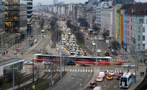 Stadtverkehr in Wien mit Straßenbahn, Autos und dicht bebauter urbaner Infrastruktur