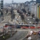 Stadtverkehr in Wien mit Straßenbahn, Autos und dicht bebauter urbaner Infrastruktur