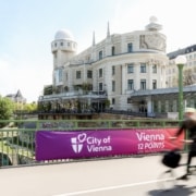 ESC-Banner der Stadt Wien auf einer Brücke über den Donaukanal vor der Wiener Urania