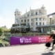ESC-Banner der Stadt Wien auf einer Brücke über den Donaukanal vor der Wiener Urania