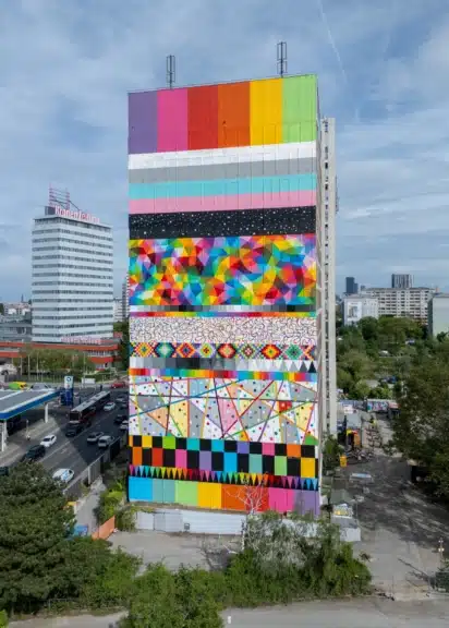 Ehemaliger APA-Tower in Wien mit farbenfrohem XXL-Wandgemälde „In Equality“