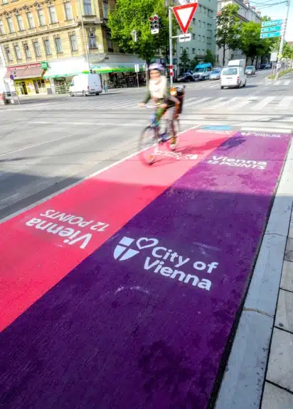 In ESC-Farben gestalteter Radweg am Urban-Loritz-Platz vor der Wiener Stadthalle