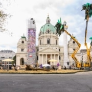 Abbauarbeiten der Klima Biennale Wien 2026 am Karlsplatz vor der Karlskirche im Resselpark am Karlsplatz