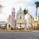 Abbauarbeiten der Klima Biennale Wien 2026 am Karlsplatz vor der Karlskirche im Resselpark am Karlsplatz
