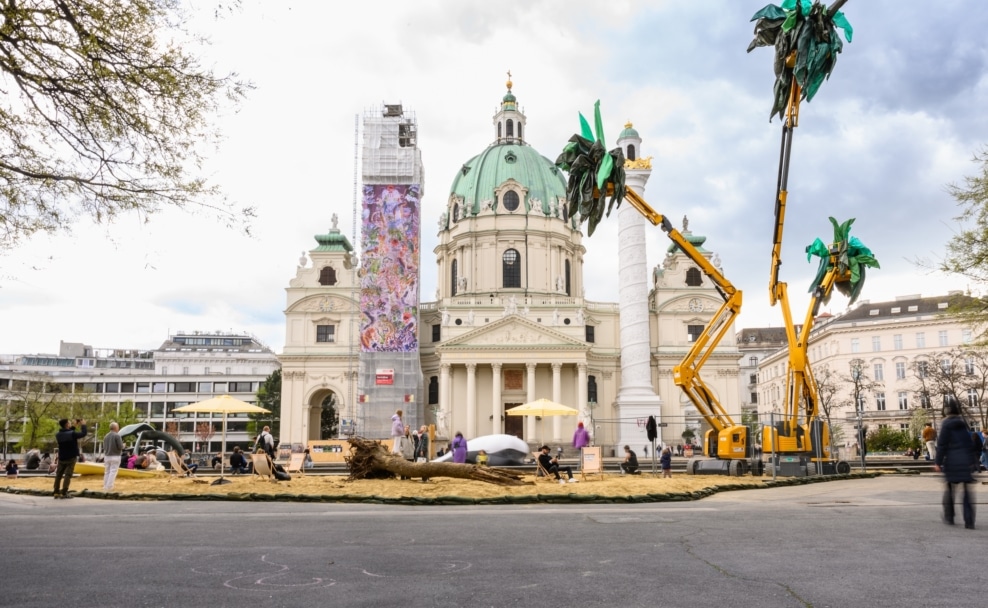 Abbauarbeiten der Klima Biennale Wien 2026 am Karlsplatz vor der Karlskirche im Resselpark am Karlsplatz