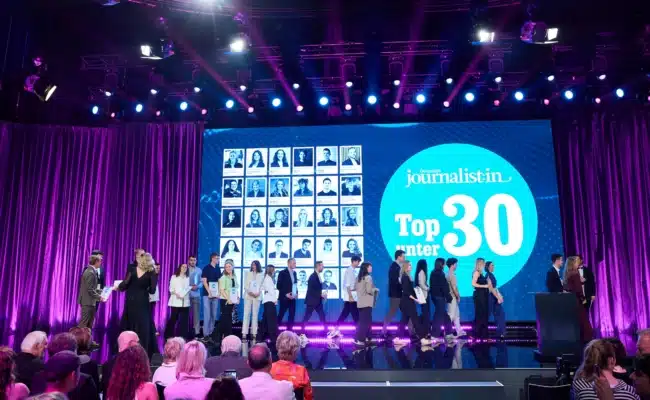 Ausgezeichnete Nachwuchsjournalistinnen und -journalisten bei der Verleihung der „30 unter 30“-Auszeichnungen im Studio 1 des ORF-Zentrums.
