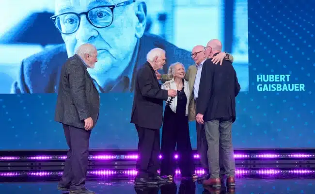 Hubert Gaisbauer mit mehreren Laudatoren und Wegbegleitern auf der Bühne im Studio 1 des ORF-Zentrums.