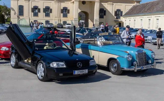 Mercedes-Benz SL R129 und klassisches Cabriolet beim Oldtimer-Treffen im Schlosspark Laxenburg
