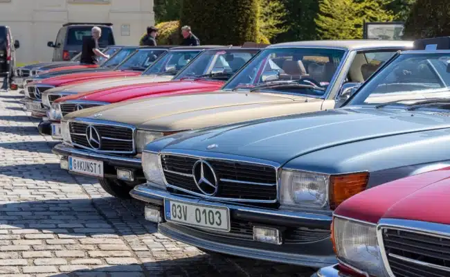 Mehrere Mercedes-Benz SL der Baureihe R107 in Reih und Glied Reihe klassischer Mercedes-Benz SL R107 beim internationalen Treffen im Schlosspark Laxenburg