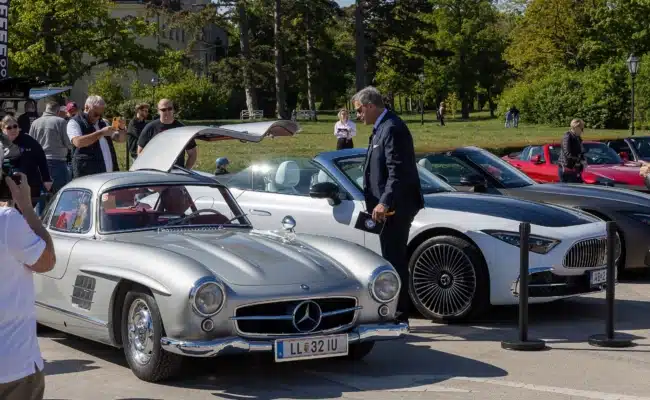 Historischer 300 SL trifft auf modernen Maybach SL Mercedes-Benz 300 SL Roadster neben einem modernen Mercedes-Maybach SL beim Treffen in Laxenburg