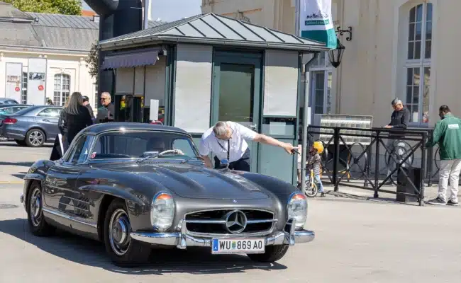 Mercedes-Benz 300 SL Coupé aus den 1950er-Jahren beim Internationalen SL-Treffen im Schlosspark Laxenburg