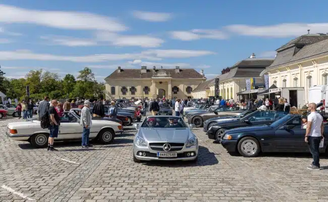 Überblick über das SL-Treffen im Schlosspark Laxenburg Zahlreiche Mercedes-Benz SL-Modelle im Innenhof des Schlossparks Laxenburg beim internationalen Treffen