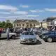 Zahlreiche Mercedes-Benz SL-Modelle im Innenhof des Schlossparks Laxenburg beim internationalen Treffen