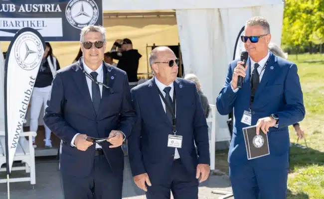 Vorstandsmitglieder des Mercedes-Benz SL-Club Austria bei einer Ansprache im Schlosspark Laxenburg