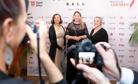 Petra Stuiber, Barbara Novak und Daniela Kraus posieren beim Empfang des Concordia Balls im Wiener Rathaus für Fotografen.