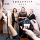 Petra Stuiber, Barbara Novak und Daniela Kraus posieren beim Empfang des Concordia Balls im Wiener Rathaus für Fotografen.