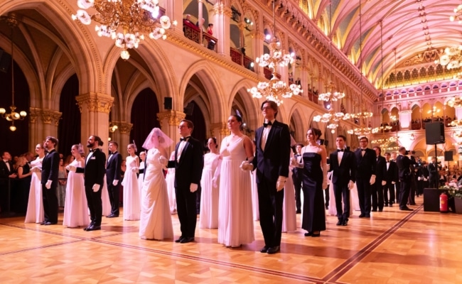 Debütantinnen und Debütanten bei der feierlichen Eröffnung des Concordia Balls im Wiener Rathaus.