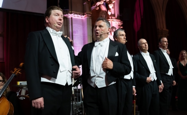 Sängerensemble bei einer musikalischen Darbietung im Festsaal des Wiener Rathauses.