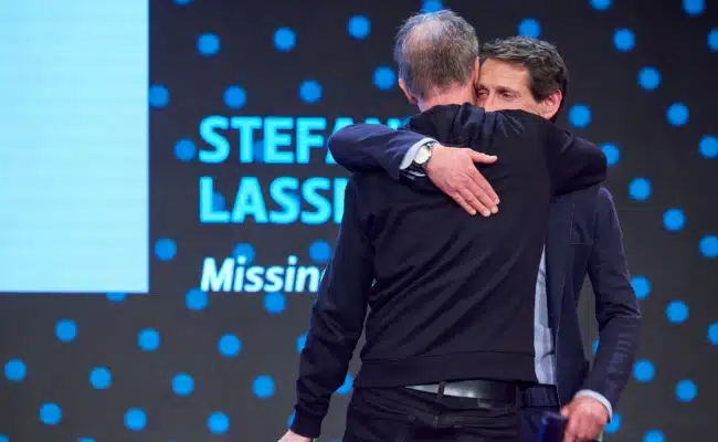 Stefan Lassnig und Michael Nikbakhsh umarmen sich auf der Bühne im ORF-Zentrum.