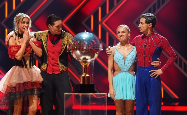 Anna-Carina Woitschack, Evgeny Vinokurov, Marta Arndt und Milano bei der Siegerverkündung im Finale von „Let’s Dance“ 2026.