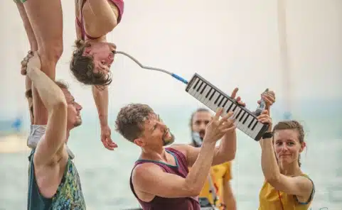 Akrobatik mit Künstlern der Performance-Gruppe von ConTakt.