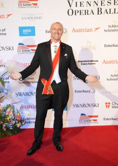 Prinz Mario Max zu Schaumburg-Lippe zeigte sich beim Red-Carpet-Empfang des 70. Viennese Opera Ball New York im Frack mit Orden.