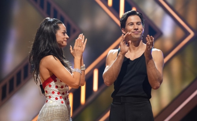 Joel Mattli und Malika Dzumaev während der Siegerverkündung bei „Let’s Dance“ 2026.