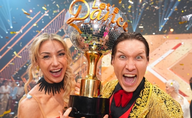 Anna-Carina Woitschack und Evgeny Vinokurov mit dem „Let’s Dance“-Pokal nach dem Finale 2026.