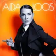 Aida Loos posiert für das neue Kabarettprogramm „FREUDLOOS“ auf Flyer