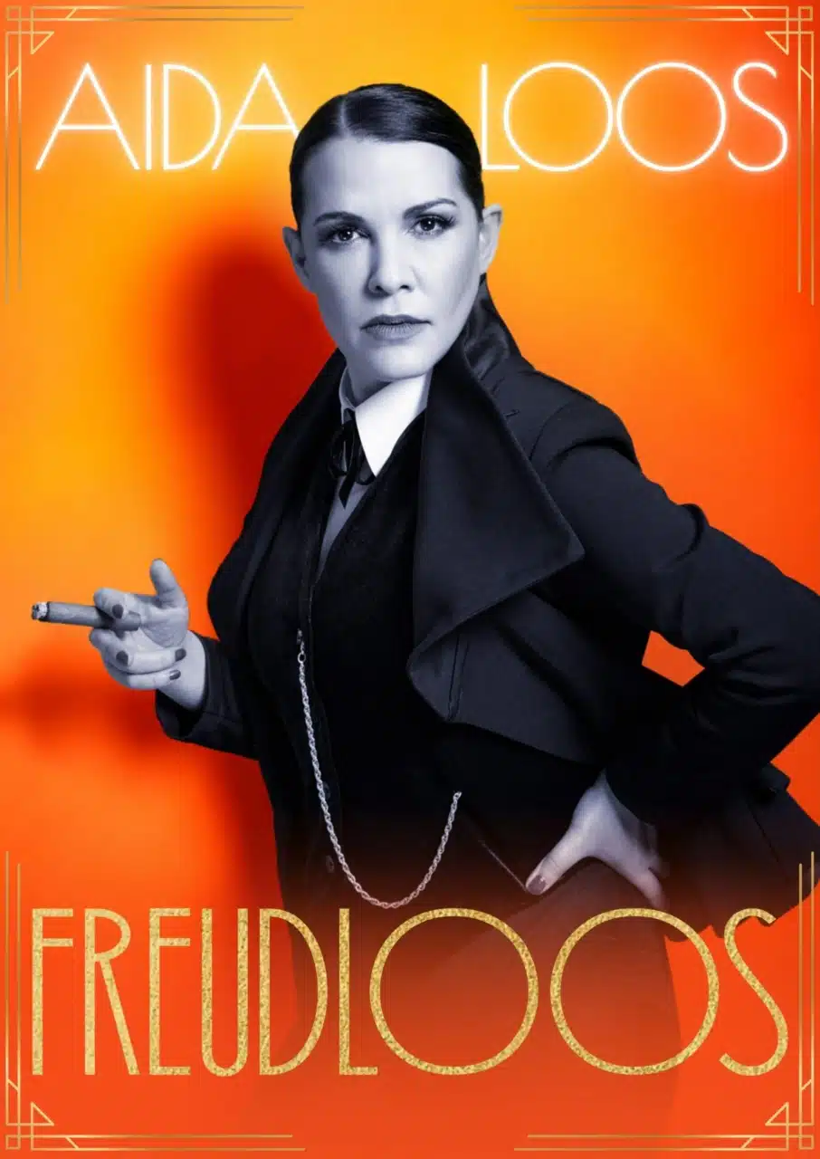 Aida Loos posiert für das neue Kabarettprogramm „FREUDLOOS“ auf Flyer