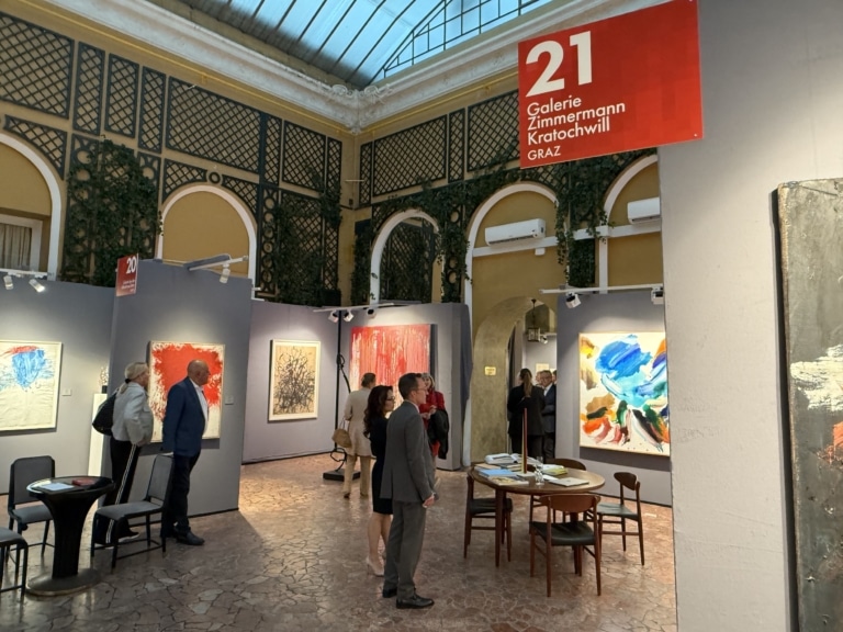 Messestand der Galerie Zimmermann Kratochwill aus Graz bei der Art Austria 2026 im Palais Auersperg