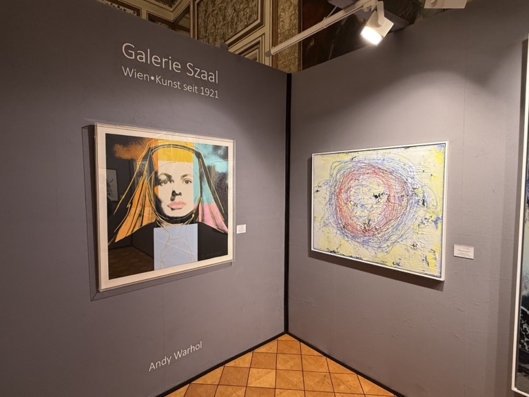 Messestand der Galerie Szaal mit Arbeiten von Andy Warhol bei der Art Austria 2026