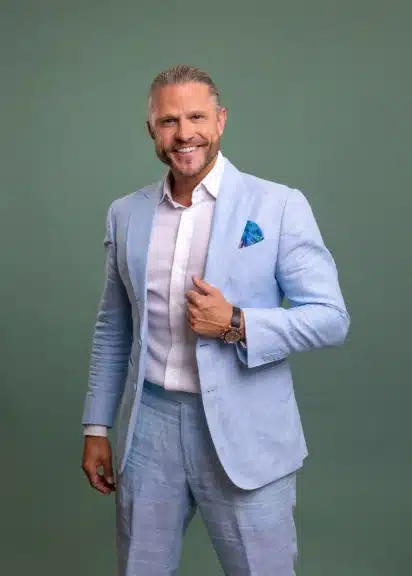 Paul Janke ehemaliger Bachelor Alter und Aussehen im Studio porträtiert