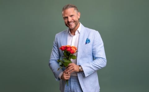 Paul Janke Bachelor RTL mit Rose im Studio beim Comeback des Datingformats