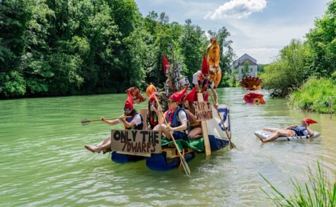 Selbstgebautes Floß bei der Boatmania in Steyr auf der Steyr