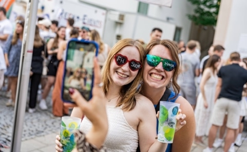 Studierende feiern bei der Boatmania am FH OÖ Campus Steyr entlang des Flusses